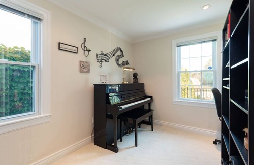 Historic Old Town House | Secret Garden Cottage in Old Town Niagara-on-the-Lake