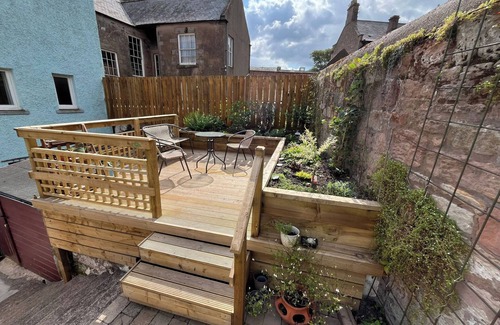 Tweedmouth Cottage | SECRET GARDEN @ 7, pet friendly, with a garden in Berwick-Upon-Tweed