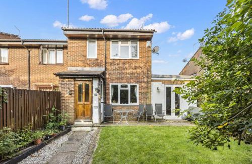 Broadbridge Heath House | Secret Garden House with Free Parking By My Getaways