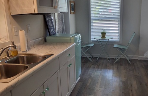 Duck Apartment | Secret garden retreat 3 minutes from beach!
