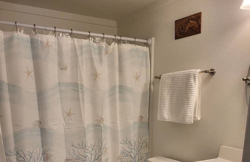 Duck Apartment | Secret garden retreat 3 minutes from beach!