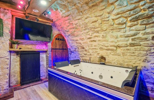 Quartier Sainte-Marguerite Apartment | Secret Love Room in Paris 11