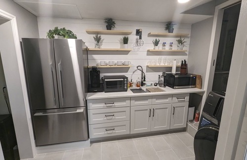 Bethel-Danebo House | Secret Safe Haven w/Sauna, Hot Tub & King-sized Bed-5 minutes from the airport!