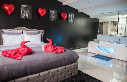 Bretigny-sur-Orge Apartment | SECRET SUITE "Mr Grey" - Jacuzzi privatif - Gare RER C - Proche Paris