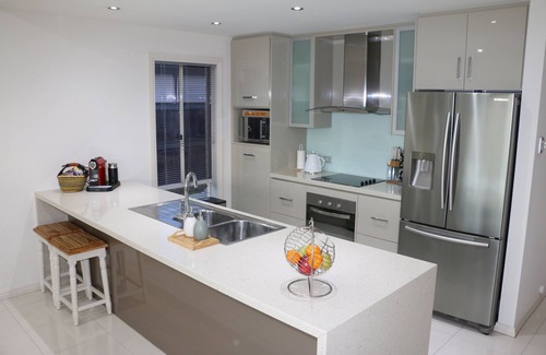 Encounter Bay House | 'Secrets of the Sea' - 3BR luxury home overlooking a lagoon with private beach