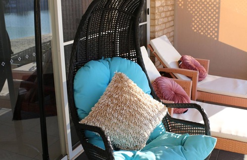 Encounter Bay House | 'Secrets of the Sea' - 3BR luxury home overlooking a lagoon with private beach