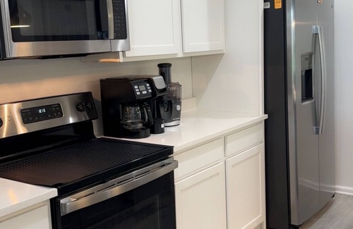 Northside House | Secure and Charming 3-bedroom house with AC, WiFi near Jacksonville airport