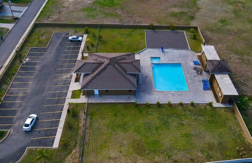 Old Harbour House | Secure Resort Vibes Getaway - Colbeck Manor Old Harbor - Gated, pool, gym
