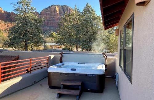 Sedona House | Sedona Fox Casita Private Hot Tub, Outdoor Dining on Rooftop Deck, 1bed & 1bath, Full Kitchen, Patio