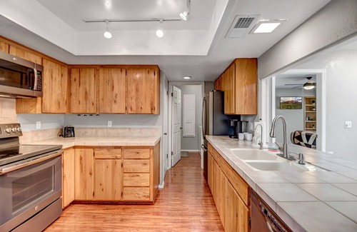 West Sedona House | Sedona Happy Trails Indoor Sunroom & Large Yard With Outdoor Dining & Firepit+Hot Tub+Pets OK!