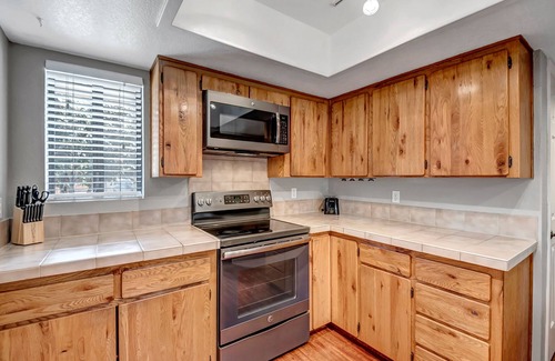 West Sedona House | Sedona Happy Trails Indoor Sunroom & Large Yard With Outdoor Dining & Firepit+Hot Tub+Pets OK!