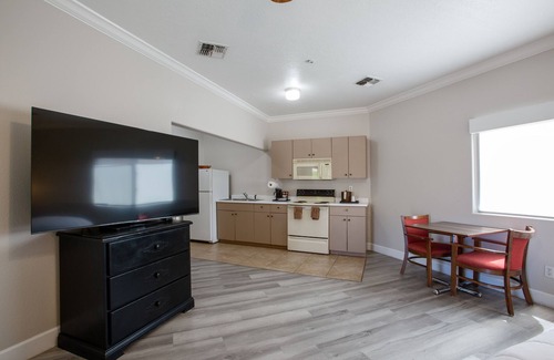 Sedona Hotel | Sedona King Suite with Kitchenette & Stunning Bell Rock Views