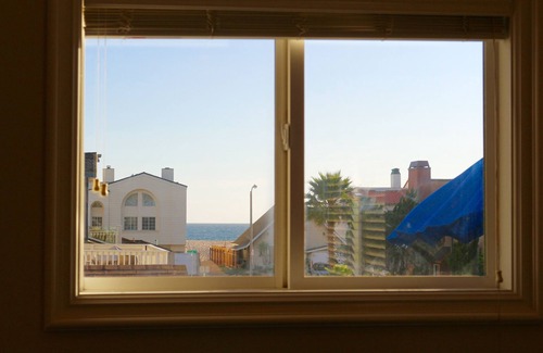 Silver Strand House | See and hear the ocean from this beautiful beach house steps from the beach.