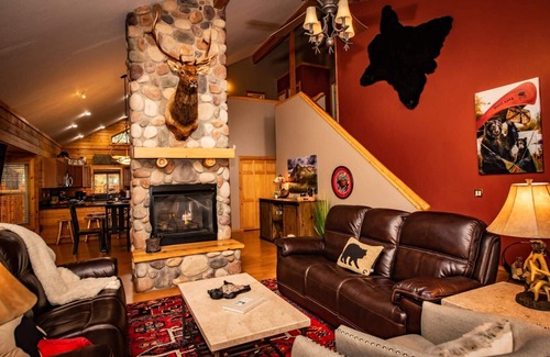 Pagosa Springs House | See Fall's Changing Colors! River Rock Cabin: Hot Tub, Arcade Room, Fire Pit, 3 Min to Uptown Pagosa