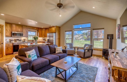 Pagosa Highlands House | See Fall's Changing Colors! Grey Rock Cottage: Hot Tub, Pet-Friendly, Mountain Views, Near Lake!
