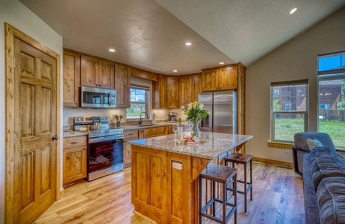 Pagosa Highlands House | See Fall's Changing Colors! Grey Rock Cottage: Hot Tub, Pet-Friendly, Mountain Views, Near Lake!