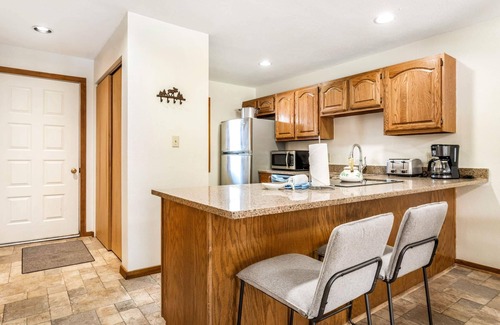 Wildernest Condo | See Fall’s Changing Colors! Relax with Mountain Views, Pool, Hot Tub, Sauna & Ski Resorts Nearby