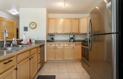 Wildernest Condo | See Fall’s Colors at Cozy Watch Hill Lodge: Mountain Views, Shared Hot Tub & Ski Resort Access!