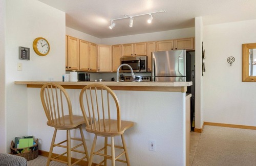 Wildernest Condo | See Fall’s Colors at Cozy Watch Hill Lodge: Mountain Views, Shared Hot Tub & Ski Resort Access!