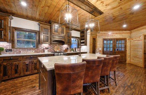 Broken Bow Cabin | See the awe-inspiring views of the Ouachita mountains from the stunning window wall