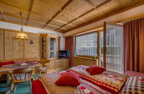 Seefeld in Tirol Apartment | Seefeld ALPIN Gemütliches TIROLER STUBE Studio Apartment