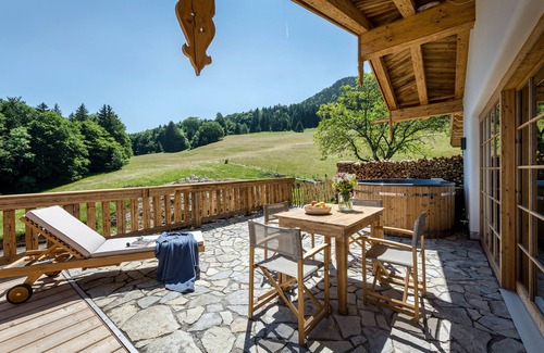 Frasdorf Apartment | Seeleben-chalet-suite 100qm, 2 Schlafzimmer, Wohnraum mit Küche, Kamin und Bad mit Sauna, Terrasse mit Whirlpool