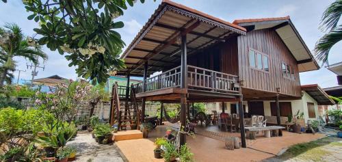 Prachuap Khiri Khan House | SeeSea Thai wooden house on beachfront