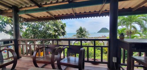Prachuap Khiri Khan House | SeeSea Thai wooden house on beachfront