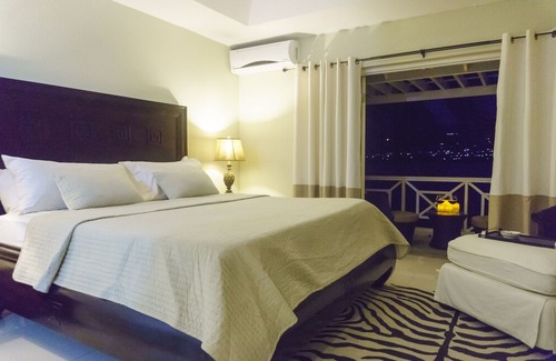 Montego Bay Villa | SeeSea Waterfront Villa