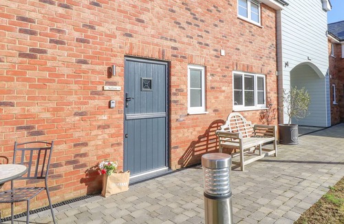 Newport Cottage | SEFTON, family friendly, with a garden in Newport, Isle Of Wight