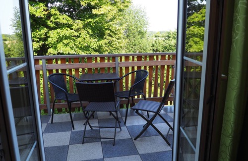 Altenkirchen Apartment | Segelwohnung - Meerzauber. Gutshaus Reidervitz - Großer Lindengarten
