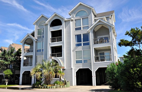 Ocracoke Condo | Selah By The Sea : Relax on the covered deck and enjoy the breezes