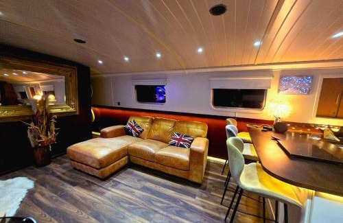 Runnymede Boat Rental | Selene Unique Luxury Houseboat Experience