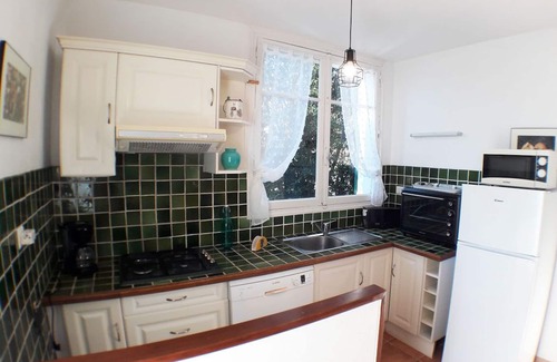 Le Brusc Cottage | Self-catering cottage 400m from the beach, run by olive growers