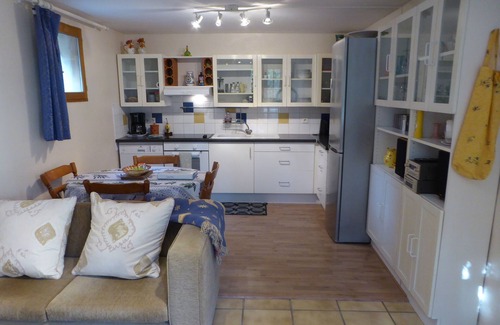 Rognonas Apartment | Self-Catering 2 Bedroom/2 Bathroom Apartment with AC in the Heart of Provence