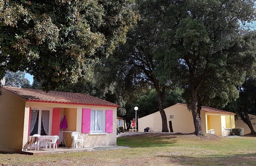 Saint-Savinien Resort | Self-catering cottage 4/6 PERS in a vacation village with swimming pool