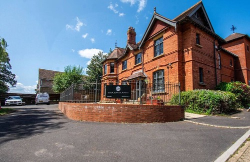 Yeovil Apartment | Self-Catering, Gym Access, Fast WiFi & Parking