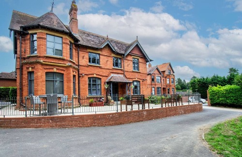 Yeovil Apartment | Self-Catering, Gym Access, Fast WiFi & Parking