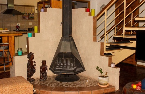 Maun House | Self catering open plan house. Ideal for family and groups of 2 to 6.