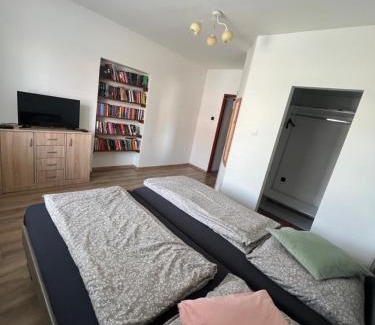 Levice House | -Self-Check- 4-bedroom family house with heated tub