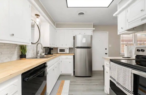 Lubbock House | Self Check-in/Full kitchen/Central location