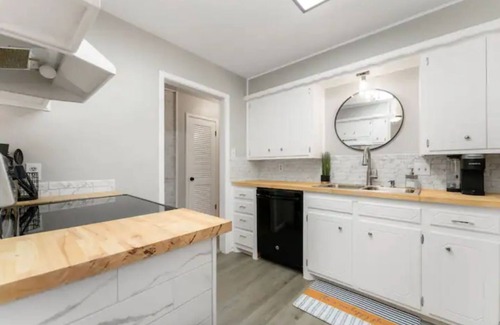 Lubbock House | Self Check-in/Full kitchen/Central location