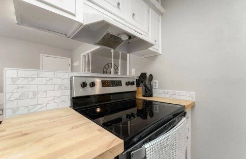 Lubbock House | Self Check-in/Full kitchen/Central location