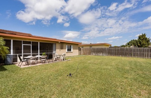 Plantation House | Self check-in Private master room/bath in charming Sunrise