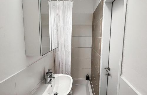 Ottakring Apartment | Self Check In Rooms I 4 Min to U3 Ottakring I Fast Wifi