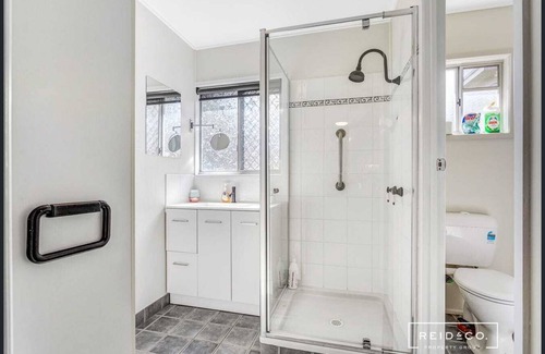 Scarborough Cabin | Self Contained 1 bed granny flat - walk to the water & parks