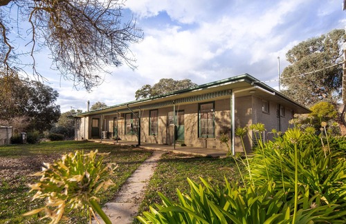 Maindample House | Self Contained Bonnie Doon Accommodation Farmstay on Lake Eildon near Mansfield
