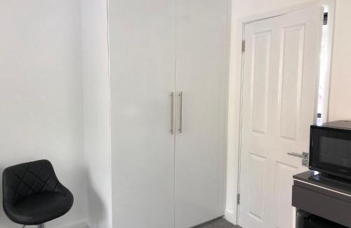 Streatham Hill House | Self contained ensuite double bedroom with own entrance FREE OFF STREET PARKING