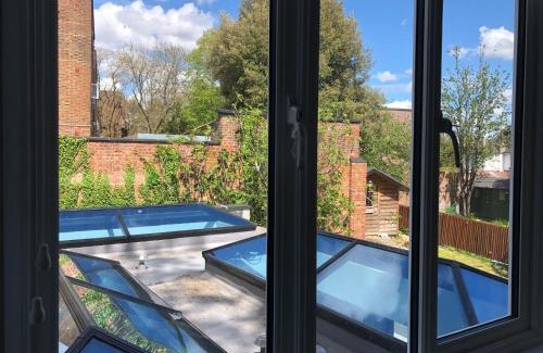 Streatham Hill House | Self contained ensuite double bedroom with own entrance FREE OFF STREET PARKING