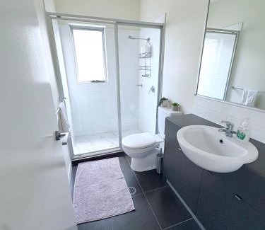 Varsity Lakes Apartment | Self contained guest house Gold Coast - sleeps max 4